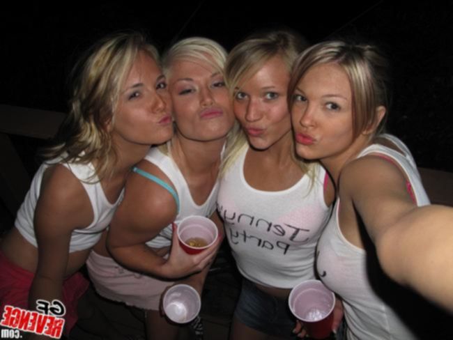 Четыре пьяные лесбиянки лекают письки друг дружке