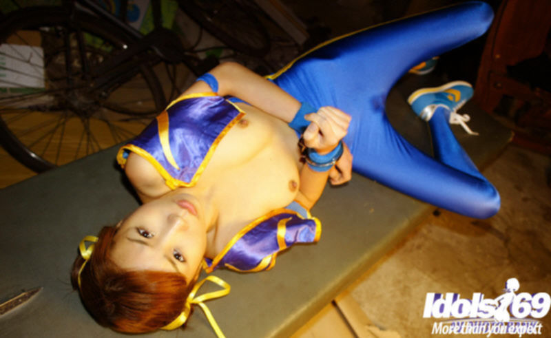 Азиатская косплеерша в костюме из Street Fighter делает минет