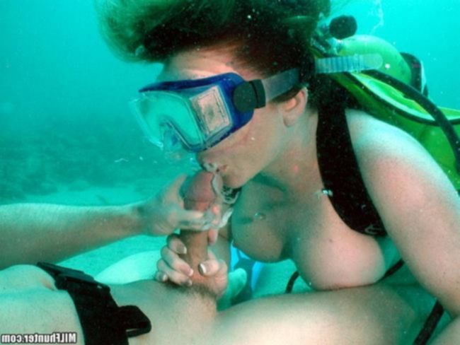 Сын Андрей трахает маму под водой