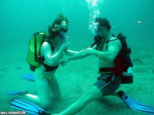 Сын Андрей трахает маму под водой